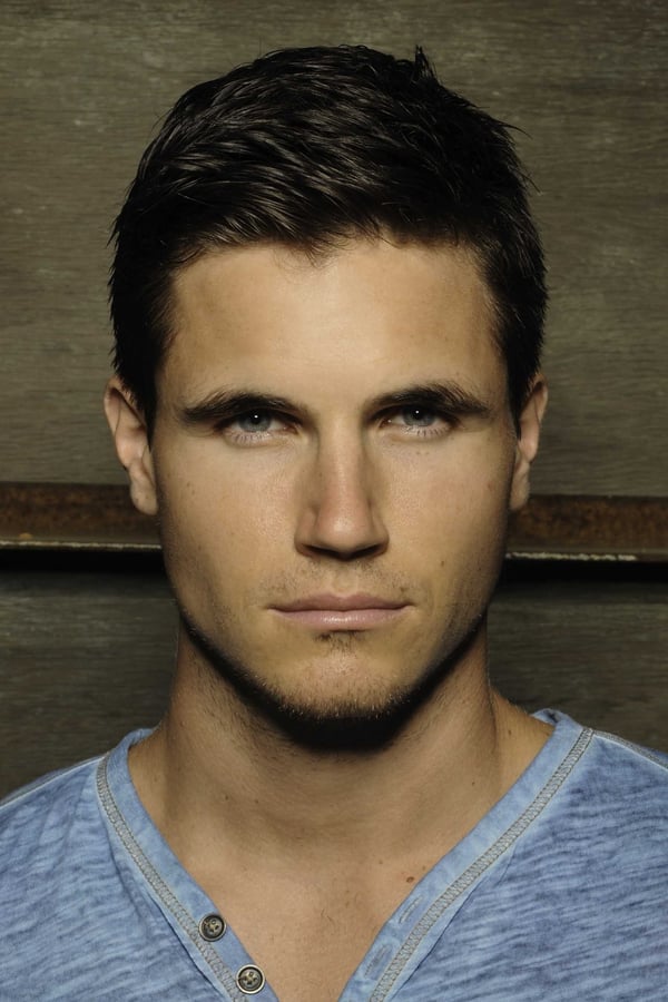 Image of Robbie Amell